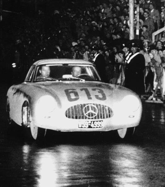 1952: Bei der Mille Miglia fährt ein Mercedes-Benz 300 SL auf den zweiten Platz.